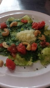 Prato de ravioli com queijo, tomate, castanha de cajú e pesto