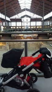 carrinho de bebe dentro de museu