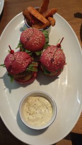 Mini hamburguer com pão rosa