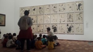 Grupo de crianças dentro de um museu