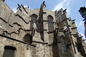 Torre de uma igreja com gargolas