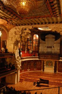 Interior de um teatro com piano no palco