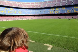 criança olhando campo de futebol