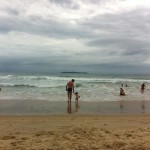 Alice-com-o-avo-praia-Mariscal-dez2012