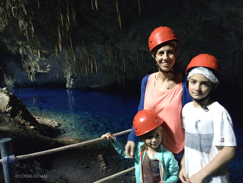 A Gruta do Lago azul é uma das atrações imperdíveis. Não são permitidas crianças menores de 5 anos.