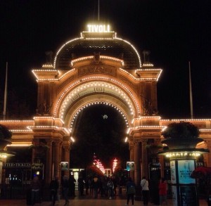 Dinamarca com crianças Copenhagen Tivoli arco iluminado fachada