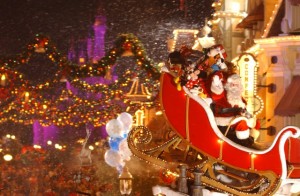 Papai Noel Mickey's Very Merry Christmas Parade Disney com crianças Natal na Disney
