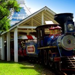 Beto Carrero com crianças pequenas Ferrovia Dinomagic