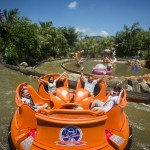 Beto Carrero com crianças pequenas Madagascar Crazy River Adventure