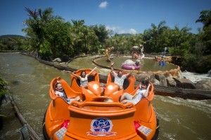 Beto Carrero com crianças pequenas Madagascar Crazy River Adventure