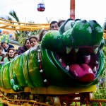 Beto Carrero com crianças pequenas montanha russa dumdum