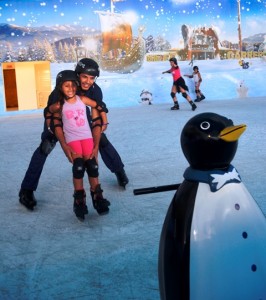 Beto Carrero com crianças pista de patinação no gelo On Ice instrutor