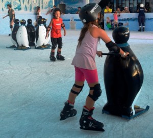 Beto Carrero com crianças pista de patinação no gelo On Ice pinquim de apoio