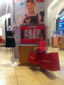 Olivia feliz da vida com suas compras! 
