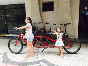 Marina e Olivia loucas para alugar a bicicleta tripla, que ficou para a próxima viagem...