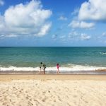 Praia Pititinga com criancas